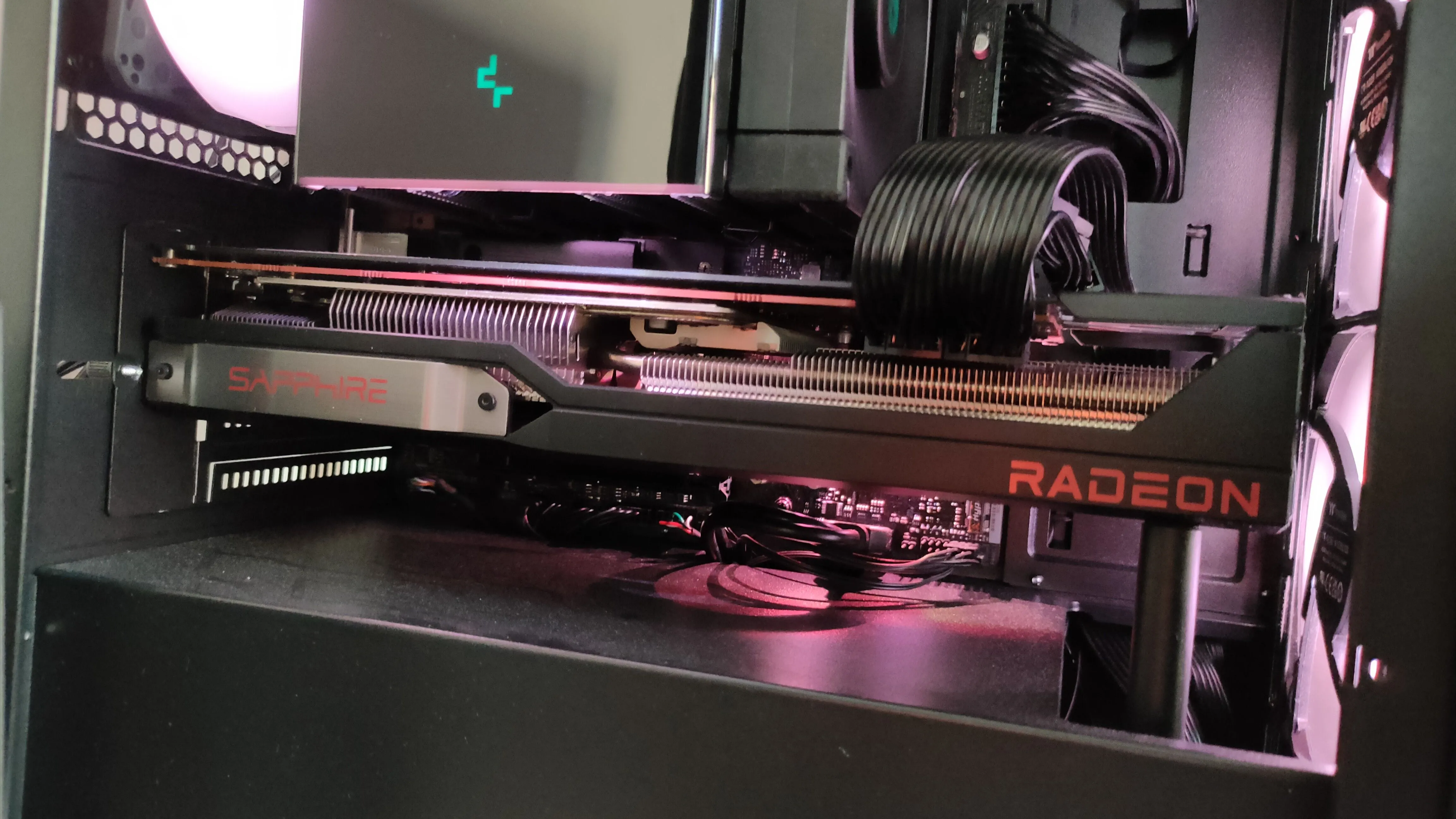 PC gaming với card đồ họa Sapphire Pulse RX 6800 XT và các dây cáp được cắm vào mainboard trong vỏ case mATX chật hẹp