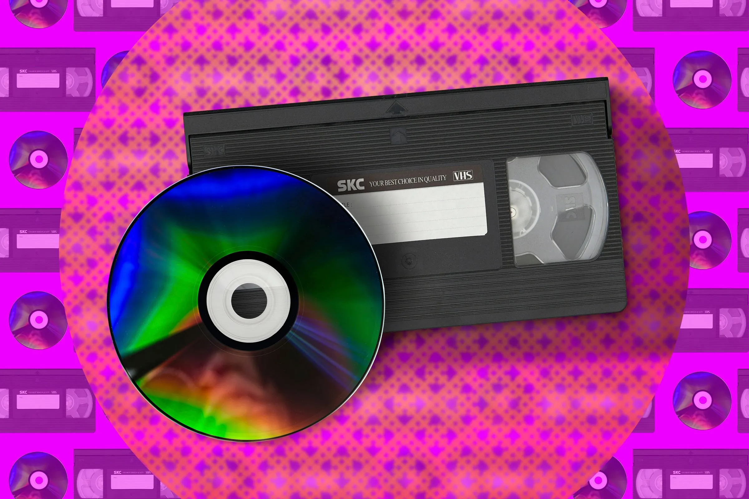 So sánh giữa một đĩa LaserDisc và một băng VHS