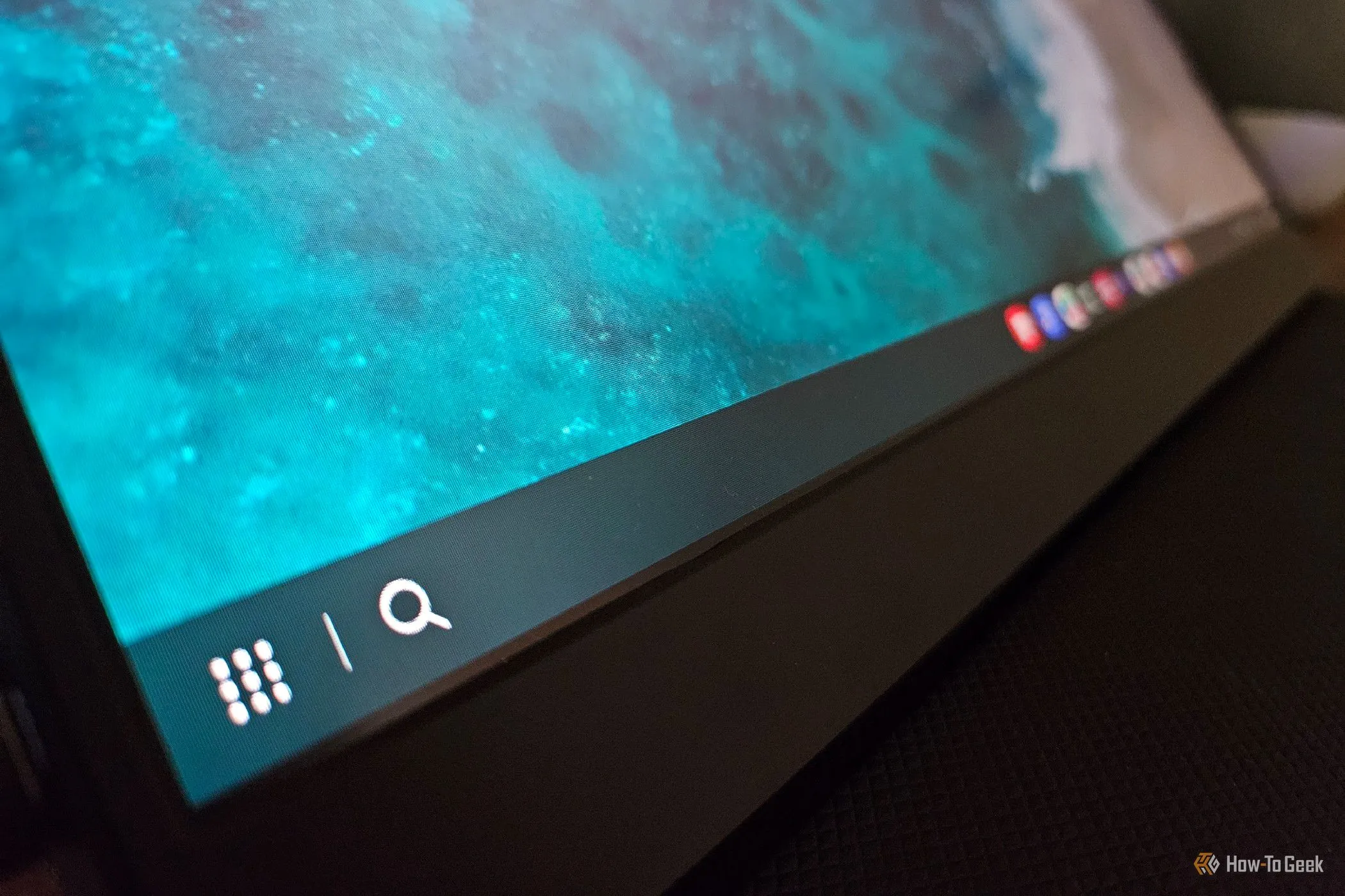 Thanh tác vụ Samsung DeX hiển thị trên màn hình di động, minh họa sự lộn xộn của các icon.