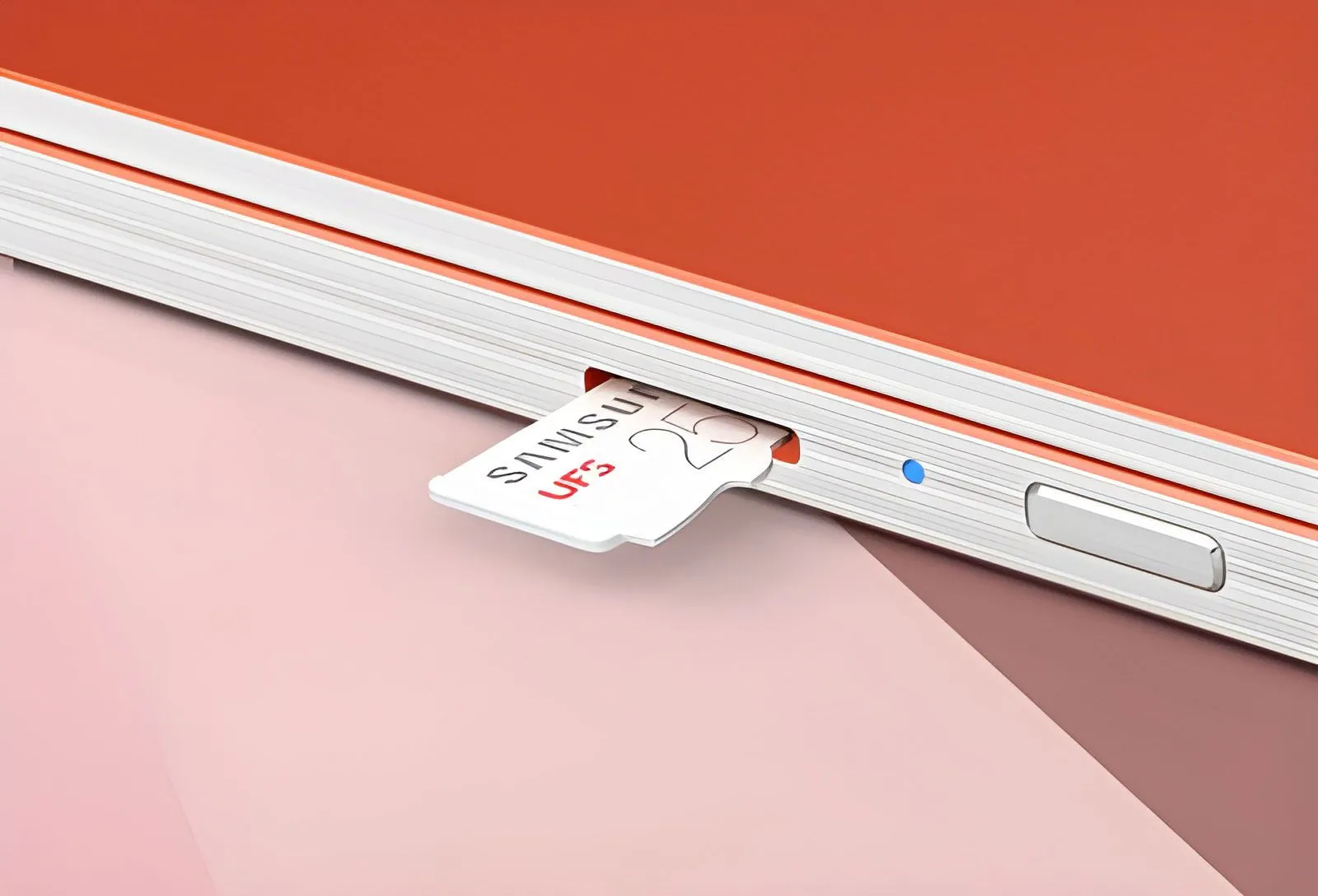 Thẻ nhớ microSD được cắm vào khe cắm trên máy tính Samsung Chromebook, minh họa cách mở rộng bộ nhớ để lưu trữ dữ liệu ngoại tuyến.