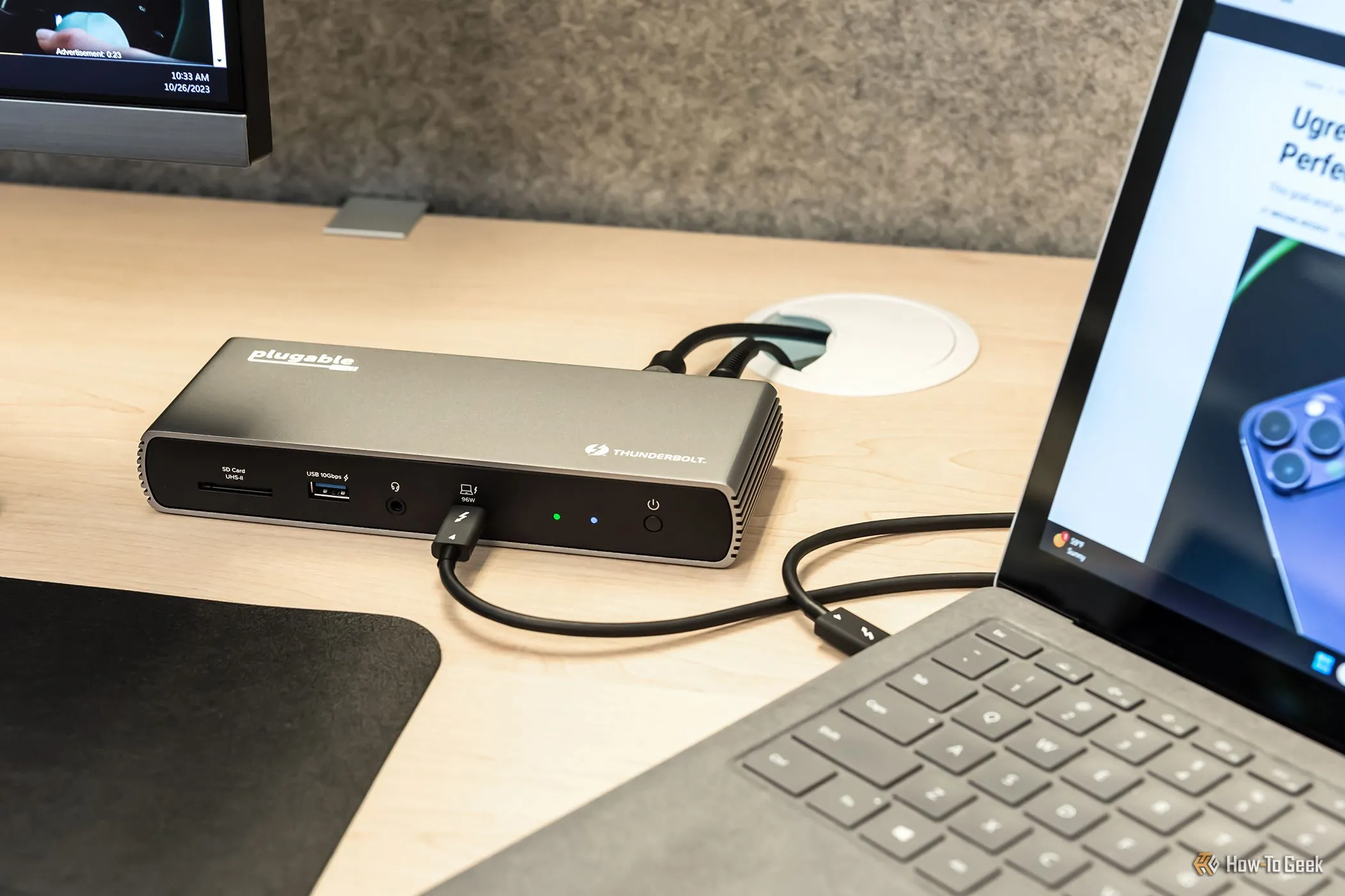 Thiết lập Plugable Thunderbolt 4 trên bàn làm việc với laptop và màn hình